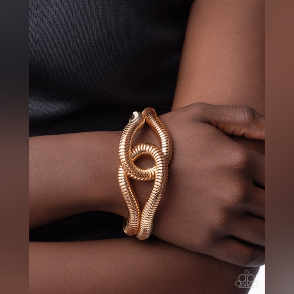 Chic Gold-Tone Women's Bracelet - Picture 2 of 3